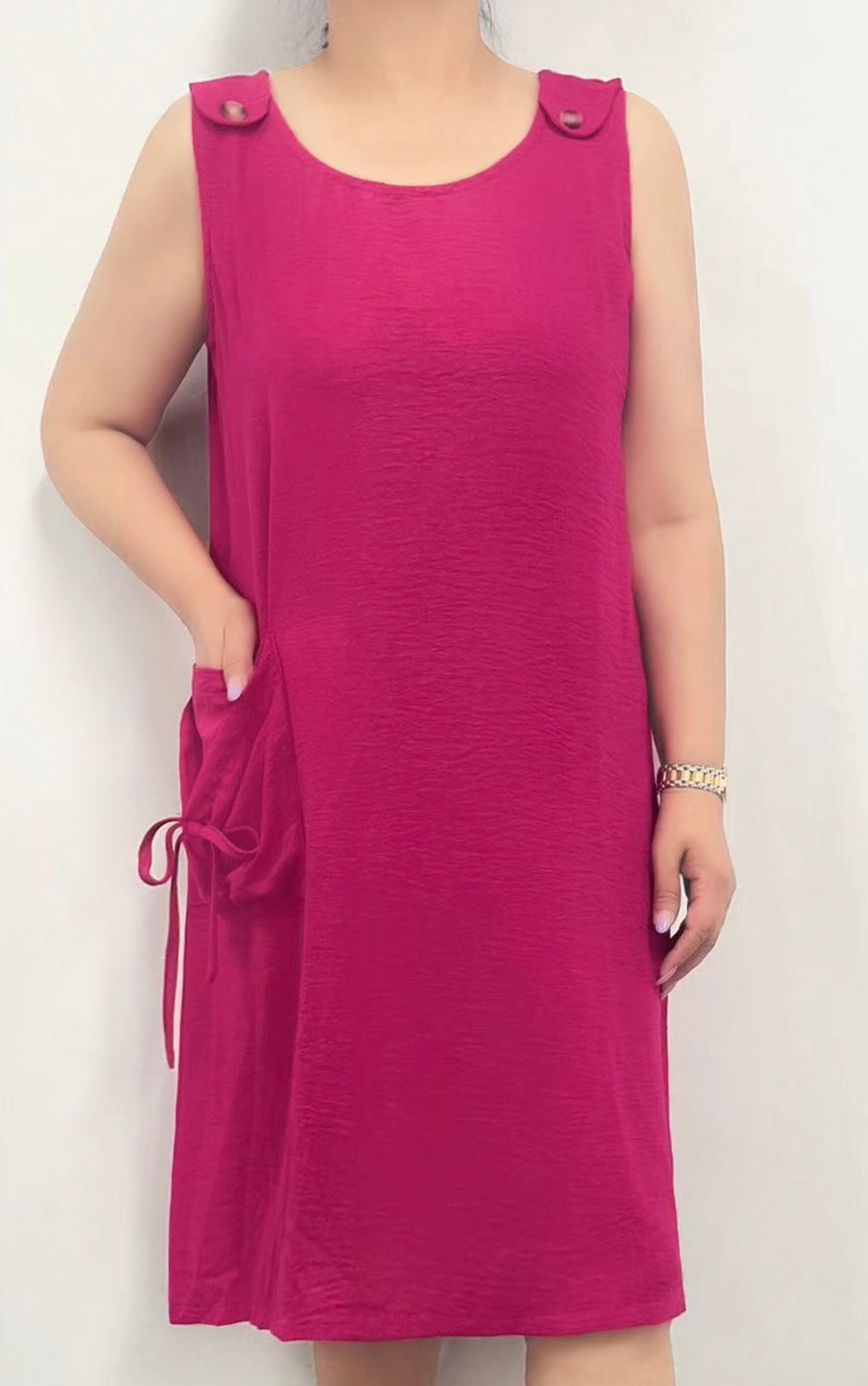 Sleeveless Dress with One Pocket Detail